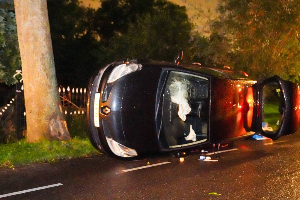 Auto belant op zijkant