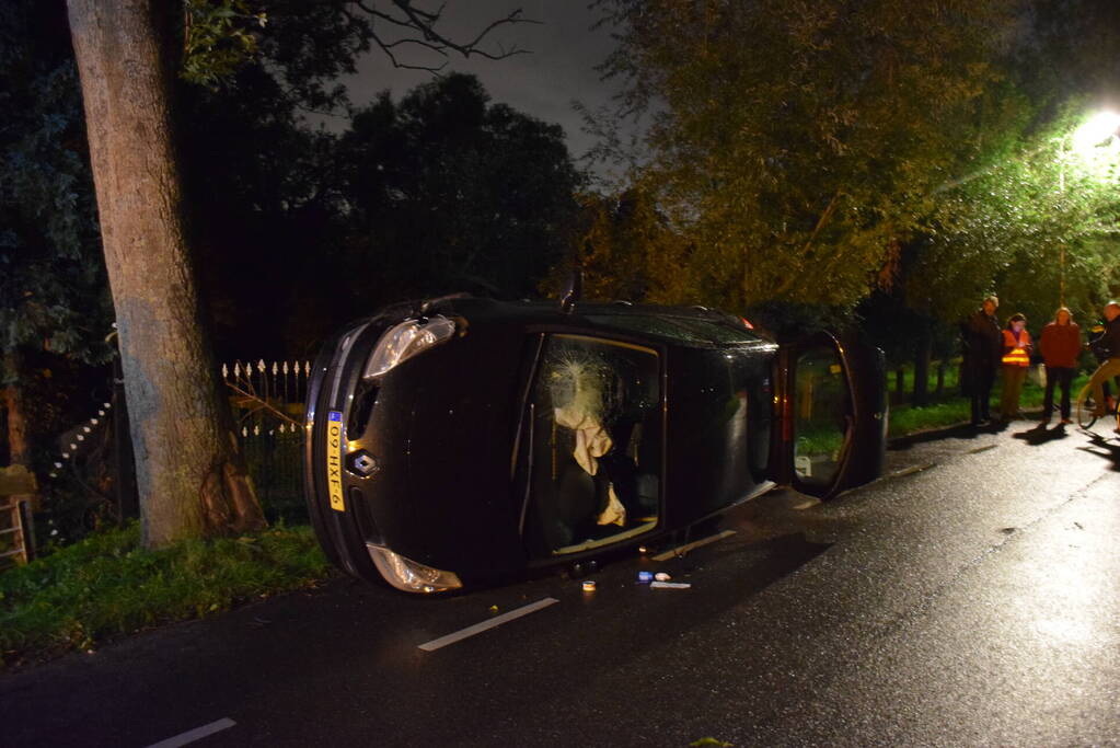 Auto belant op zijkant