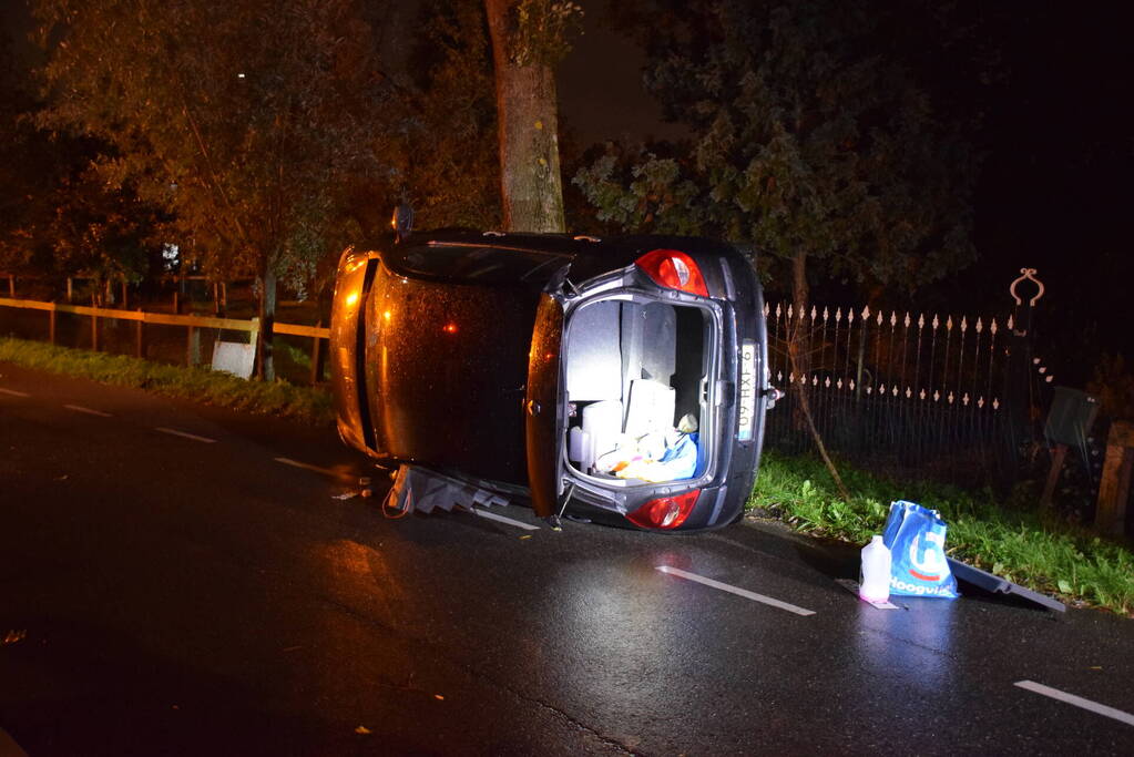 Auto belant op zijkant