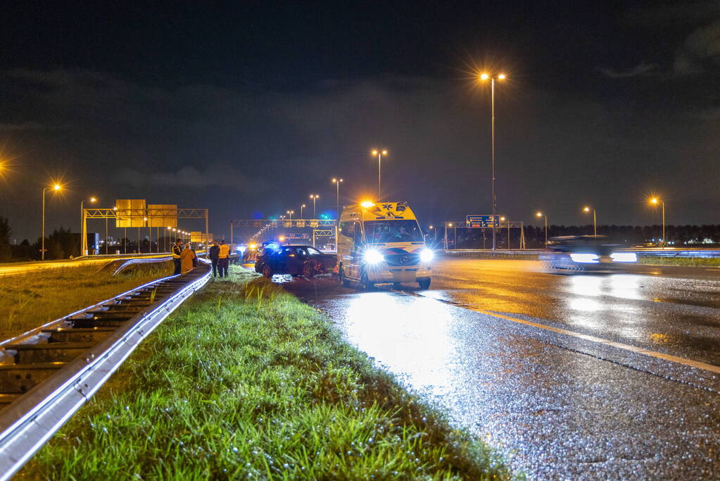 Taxi flink beschadigd bij ongeval op snelweg