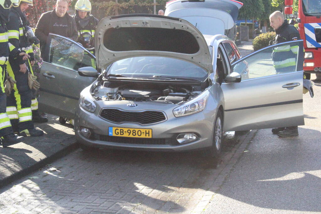 Brandweer voert nacontrole uit bij autobrand