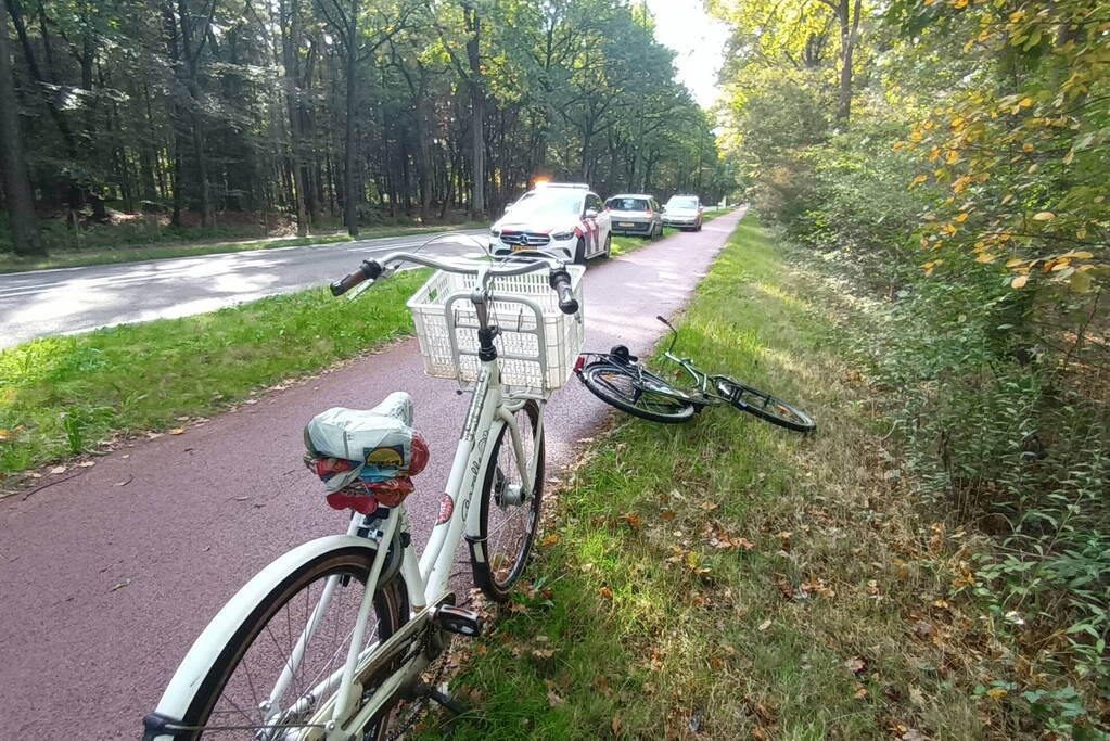 Twee fietser botsen op fietspad