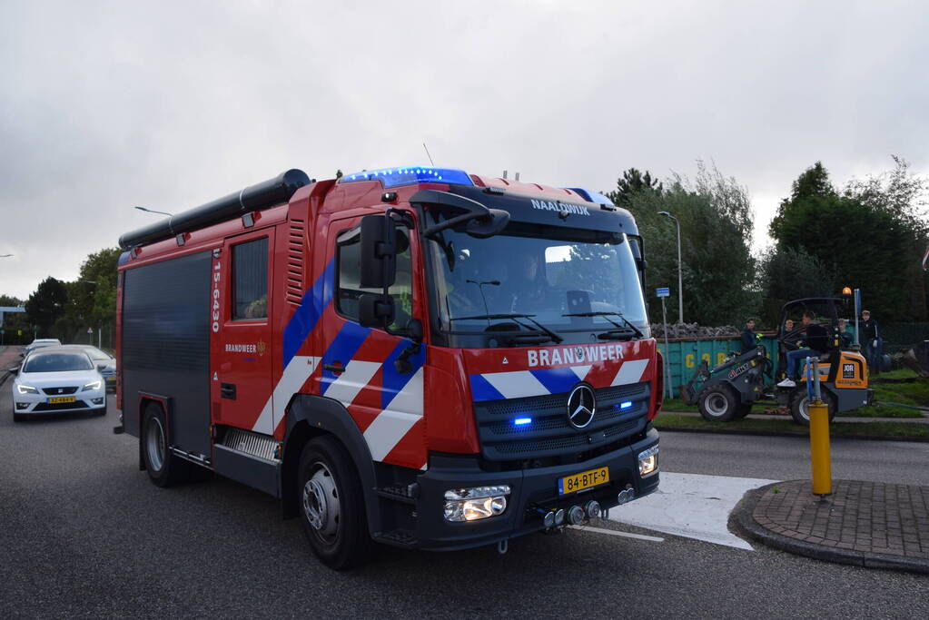 Brandweer blust brand in heftruck