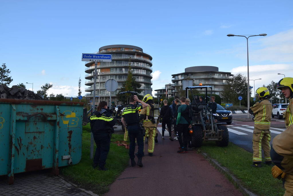 Brandweer blust brand in heftruck
