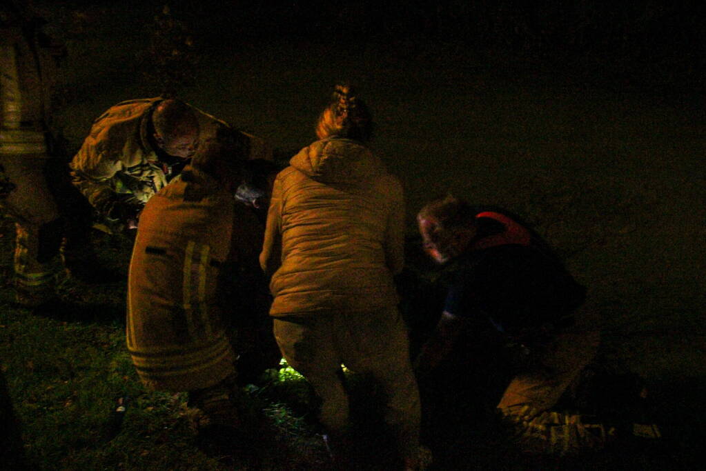 Hond door brandweer uit sloot gered
