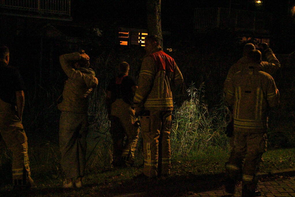 Hond door brandweer uit sloot gered