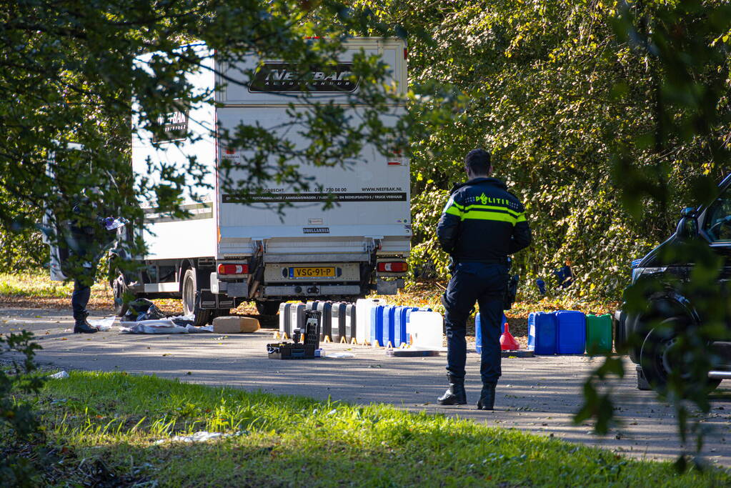 Onderzoek bij bakwagen met verdachte vaten
