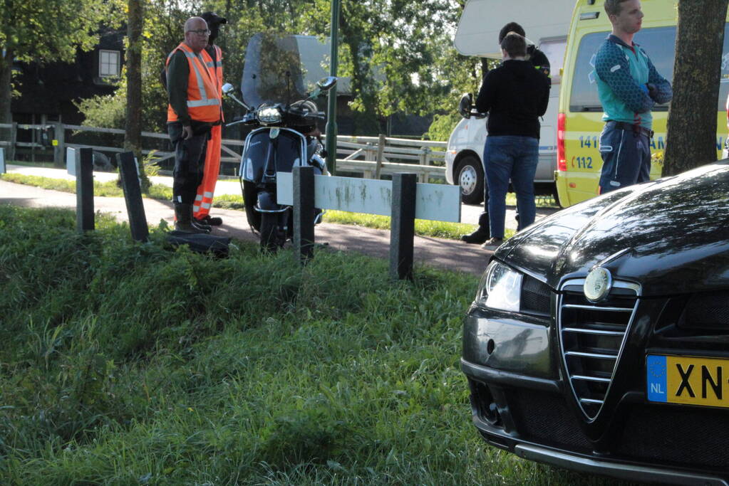 Aanrijding tussen auto en scooter