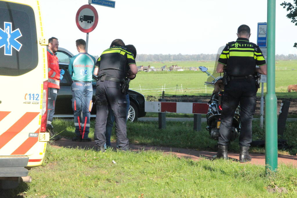 Aanrijding tussen auto en scooter