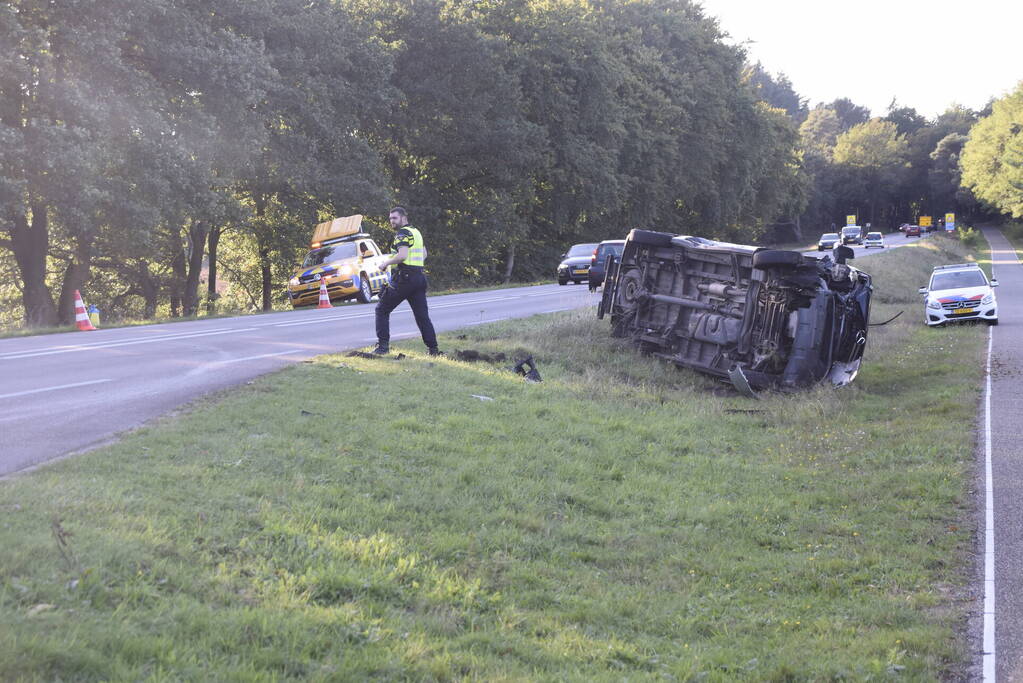 Bestelbus kanteld bij aanrijding met auto