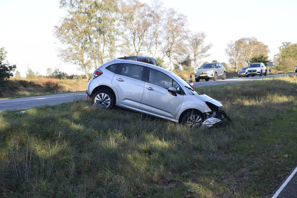 Bestelbus kanteld bij aanrijding met auto