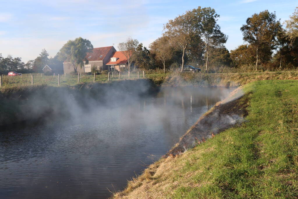 Gras in slootkant vat vlam