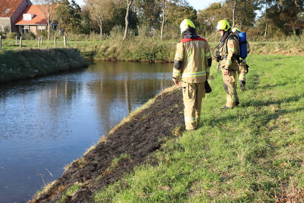 Gras in slootkant vat vlam