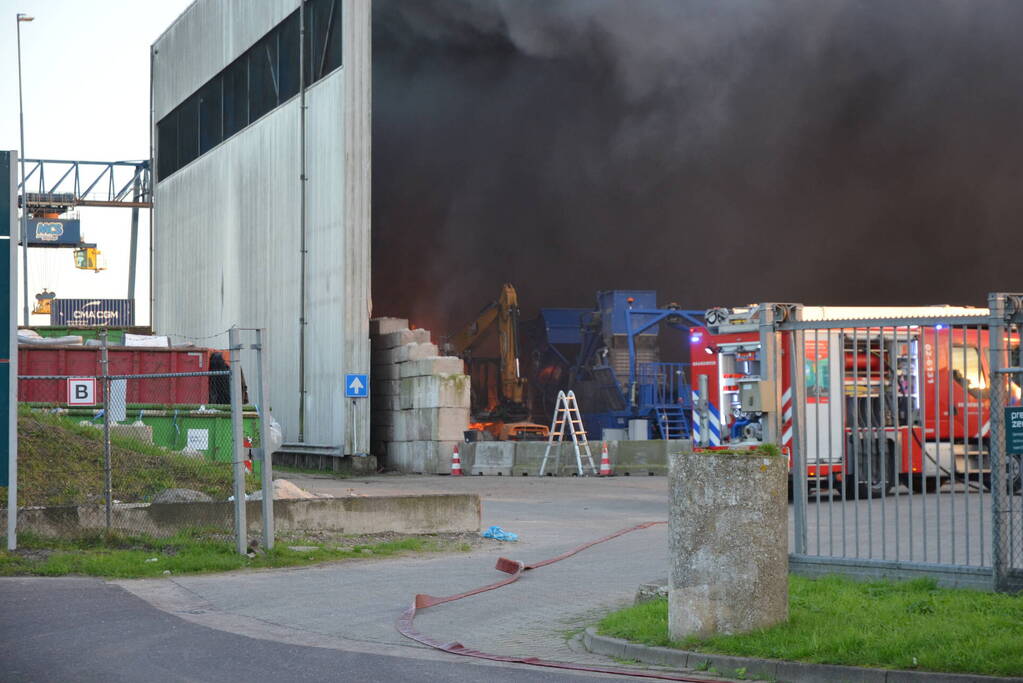 Graafmachine uitgebrand in loods van afvalverwerker