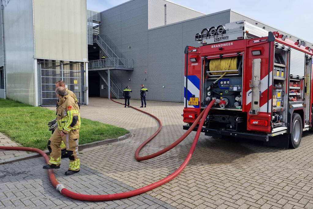 Brandweer schaalt op bij brand in bedrijfsverzamelpand
