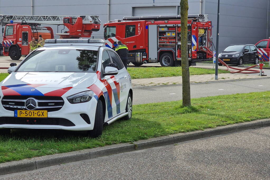Brandweer schaalt op bij brand in bedrijfsverzamelpand