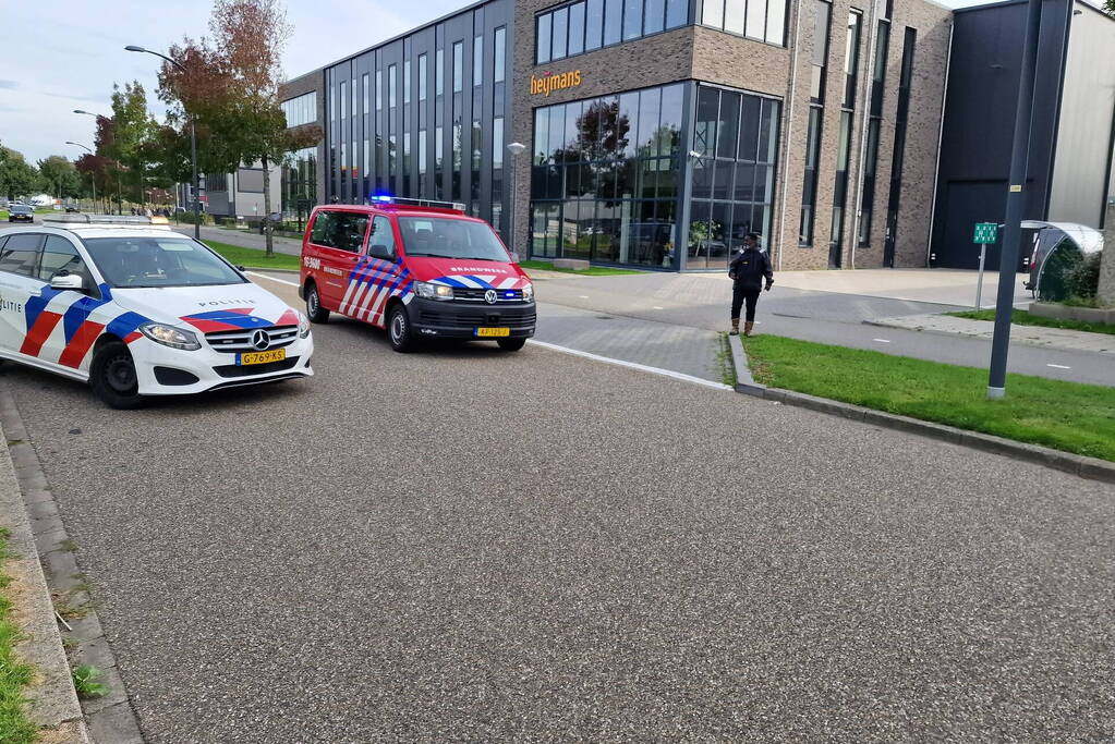 Brandweer schaalt op bij brand in bedrijfsverzamelpand