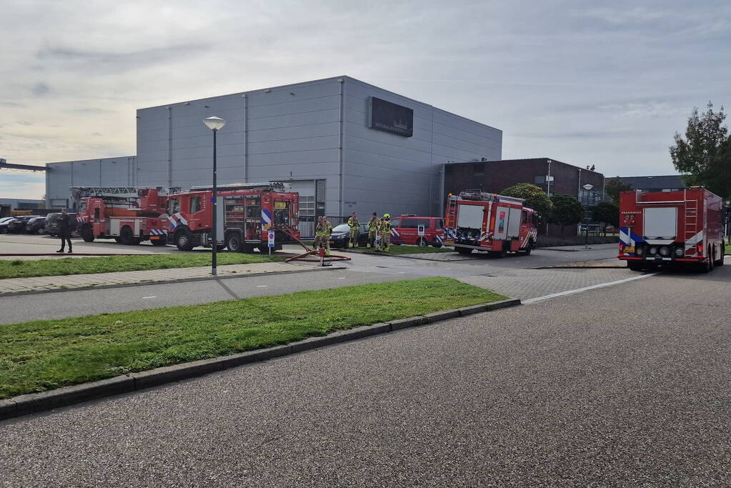 Brandweer schaalt op bij brand in bedrijfsverzamelpand