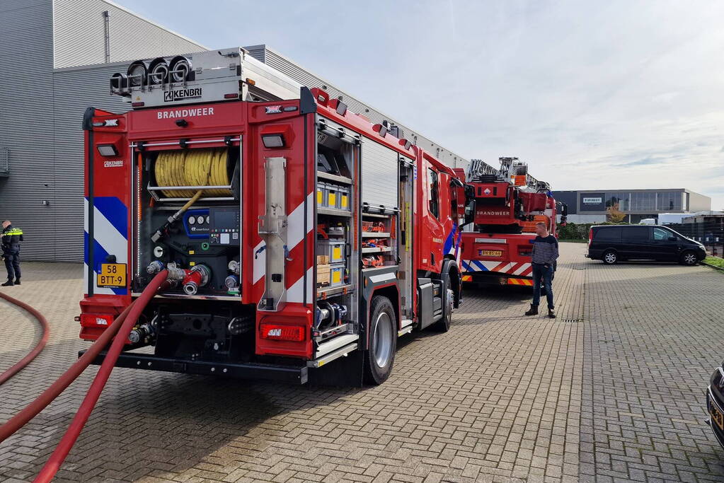 Brandweer schaalt op bij brand in bedrijfsverzamelpand