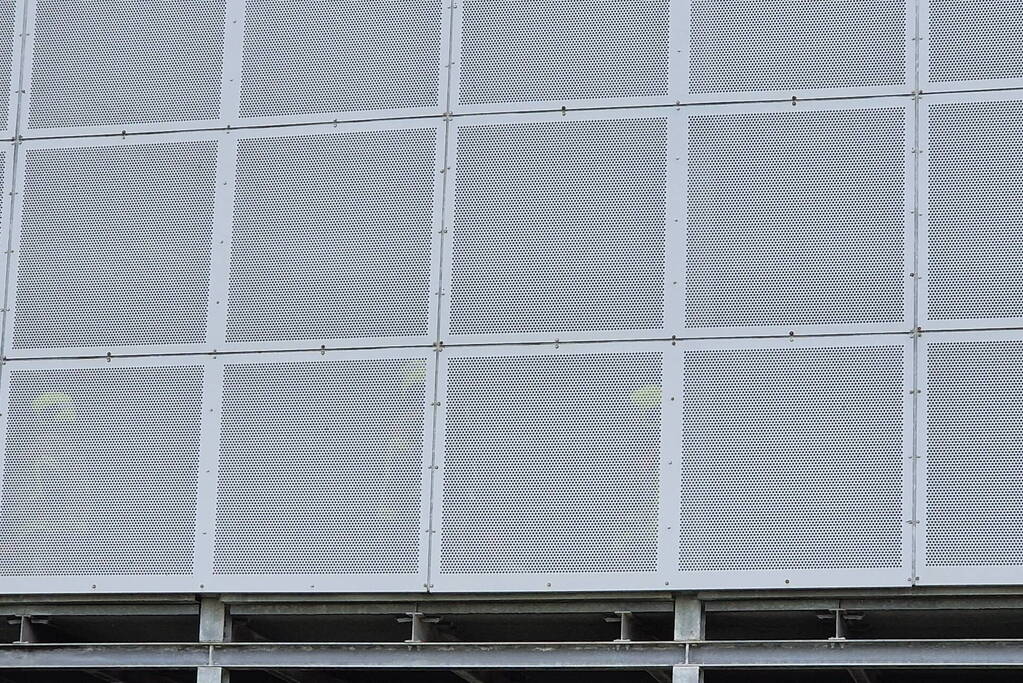 Brandweer schaalt op bij brand in bedrijfsverzamelpand