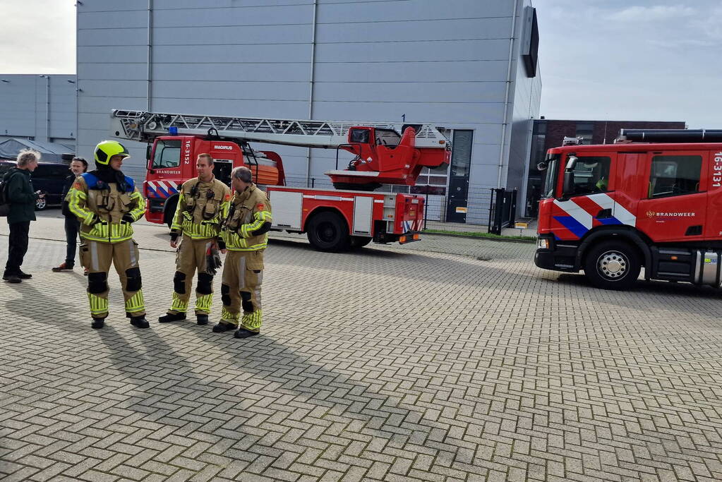 Brandweer schaalt op bij brand in bedrijfsverzamelpand
