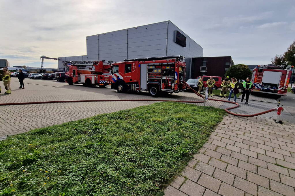 Brandweer schaalt op bij brand in bedrijfsverzamelpand