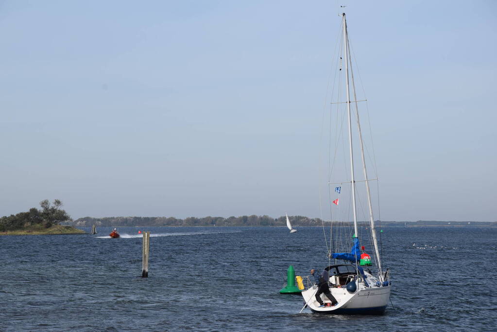 KNRM trekt vastgelopen zeiljacht los