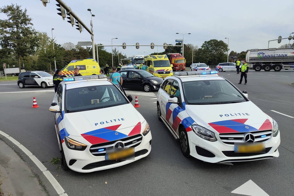 Politieauto in botsing met auto op kruising
