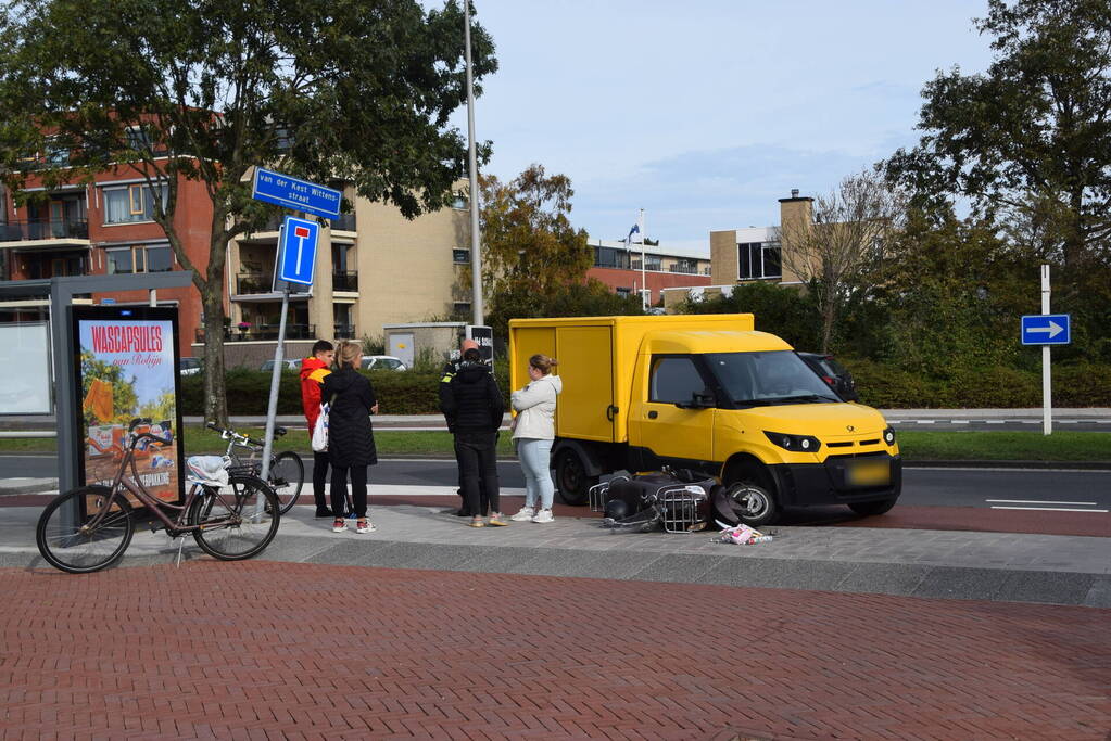 Twee gewonden nadat bezorger scooter schept