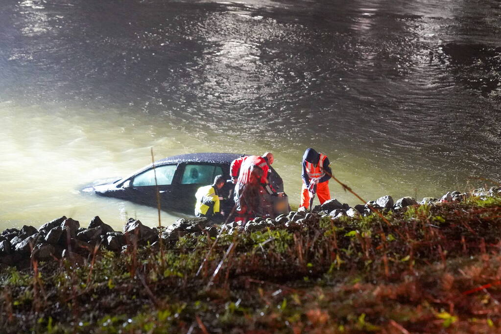 Trauma team ingezet voor Voertuig te water