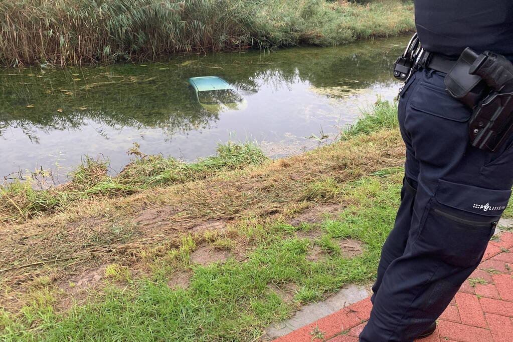 Auto rolt van oprit na vergeten handrem