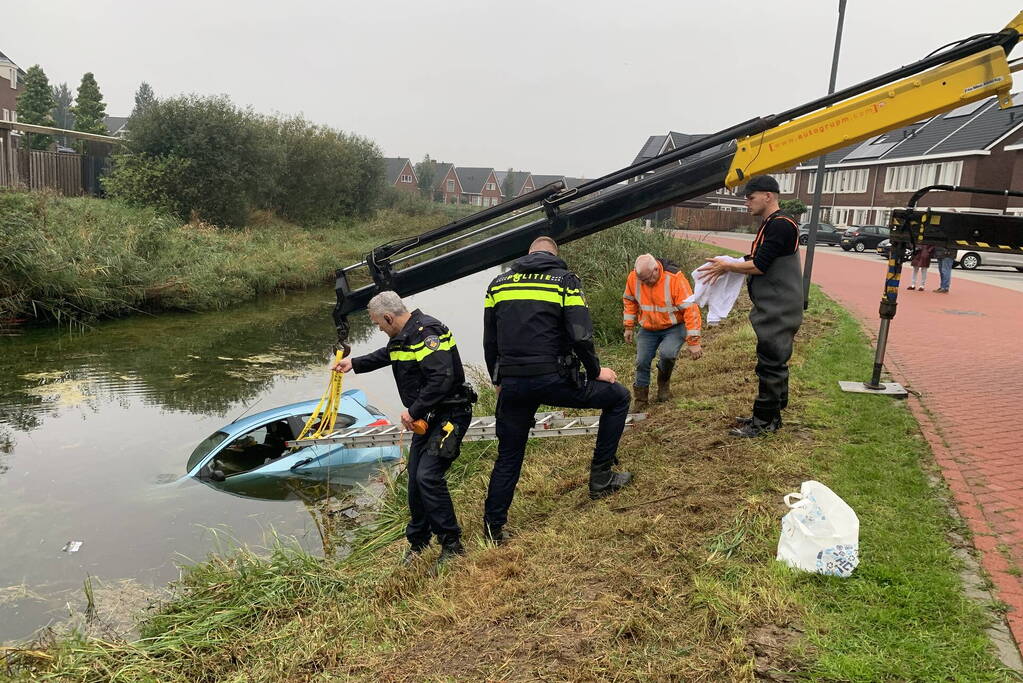 Auto rolt van oprit na vergeten handrem