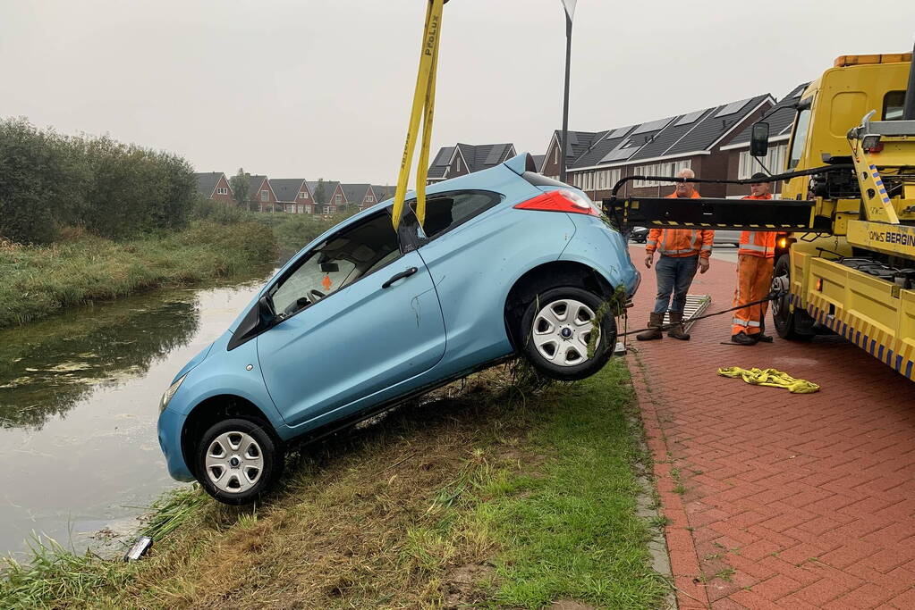 Auto rolt van oprit na vergeten handrem