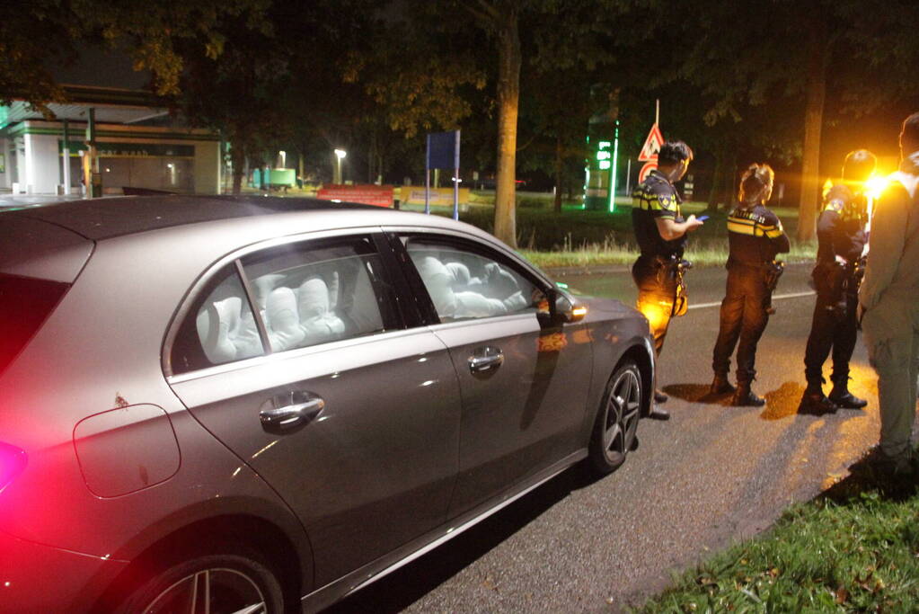 Airbags afgegaan door botsing tegen stoeprand