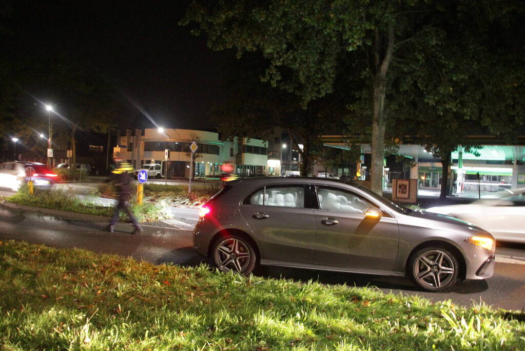 Airbags afgegaan door botsing tegen stoeprand