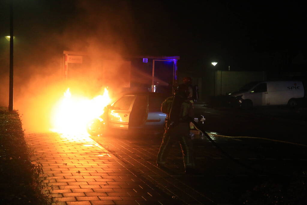 Auto gaat in vlammen op