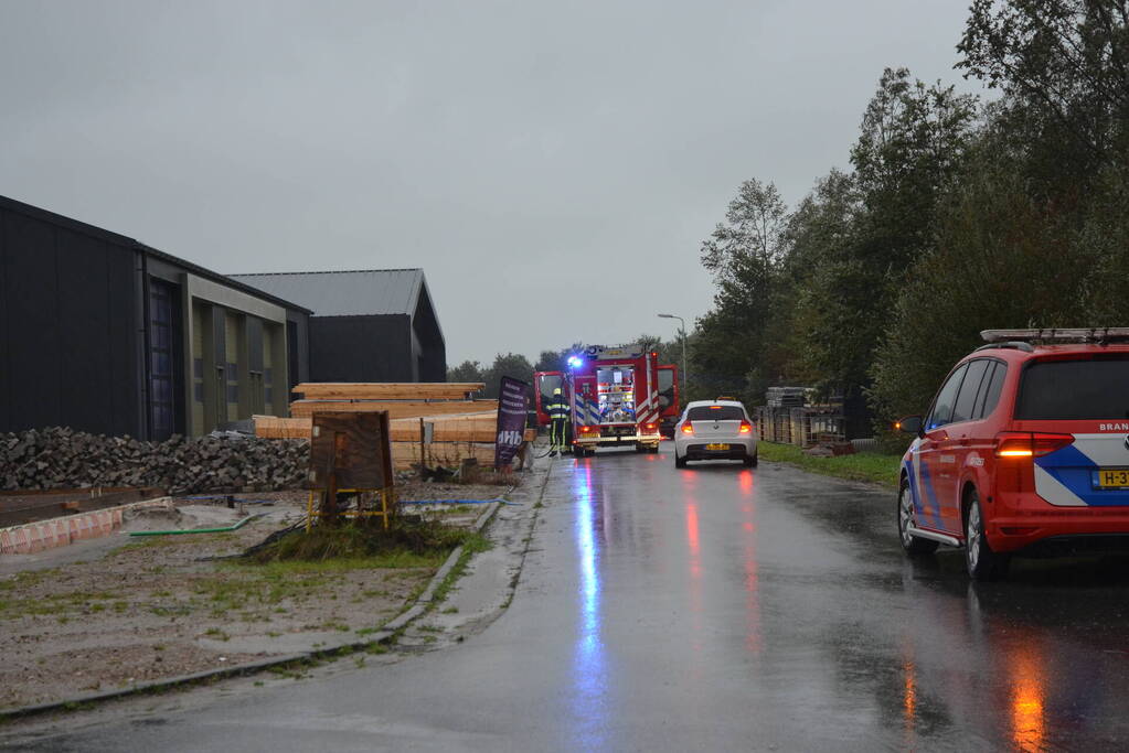 Brand in loods snel onder controle
