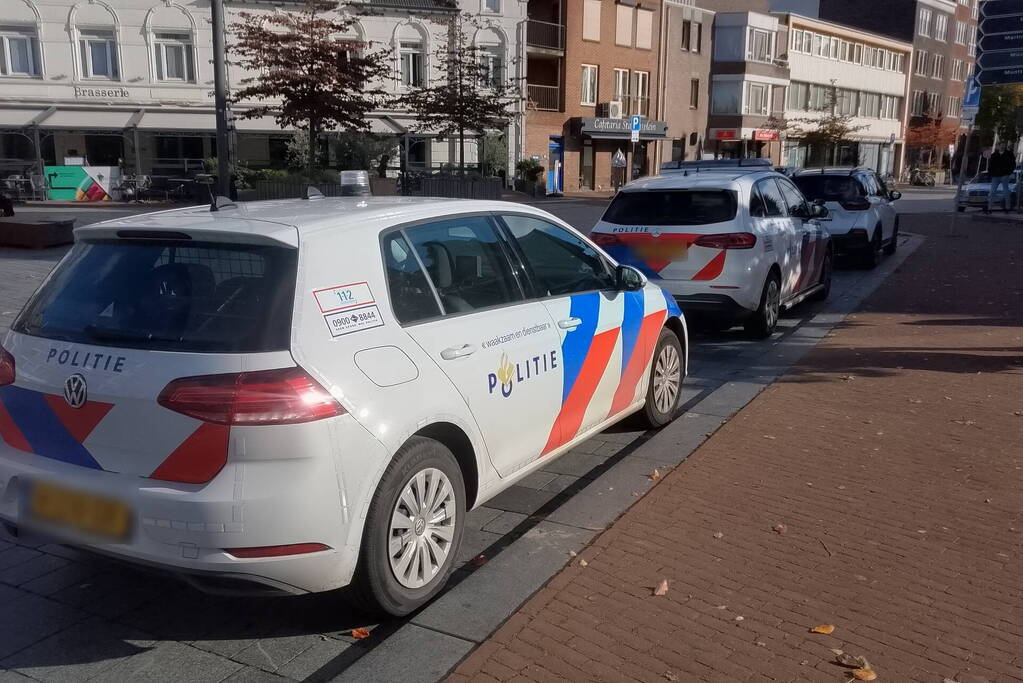 Agenten in kogelwerende vesten houden man aan in trein