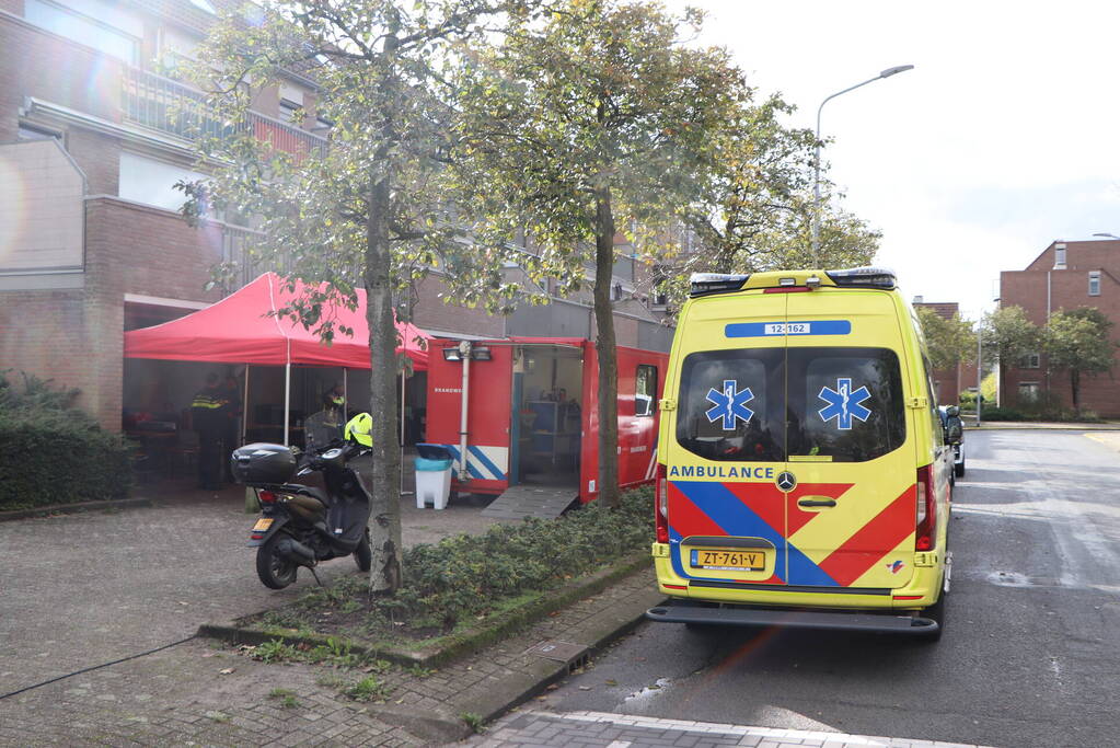 EOD haalt explosief materiaal uit woning