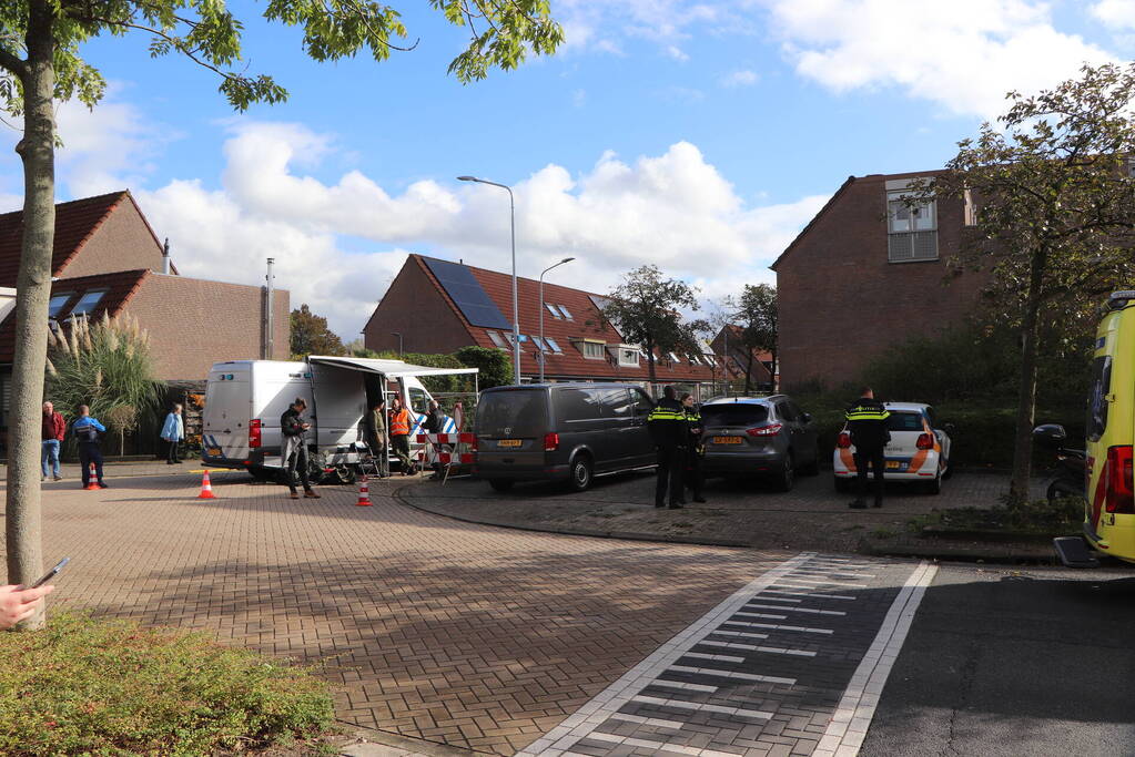 EOD haalt explosief materiaal uit woning