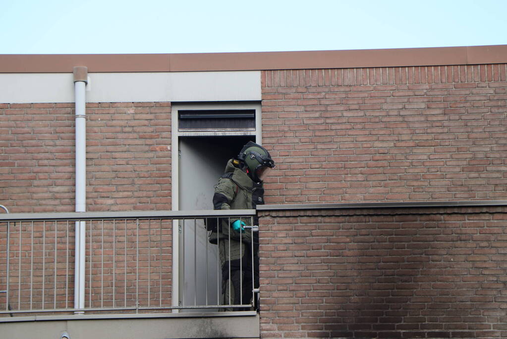 EOD haalt explosief materiaal uit woning