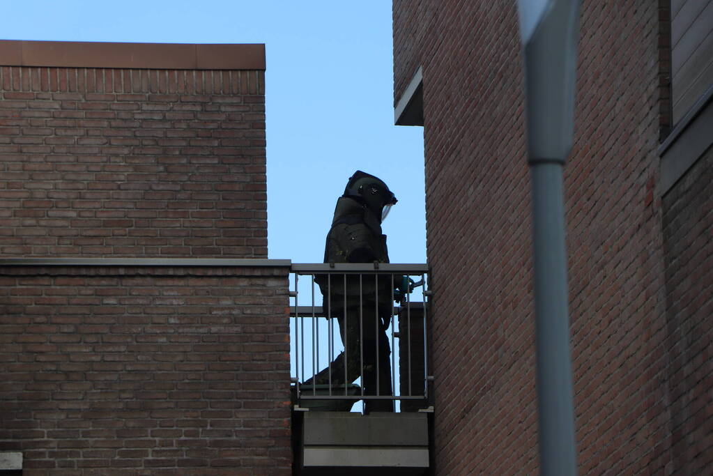 EOD haalt explosief materiaal uit woning