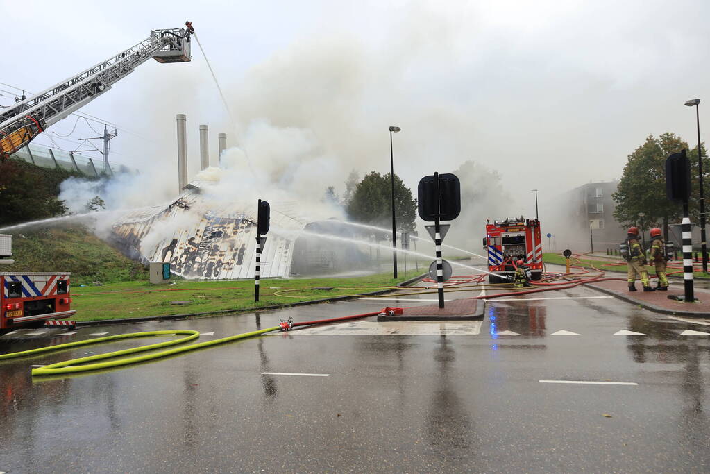 Veel brandweer ingezet voor grote gebouwbrand