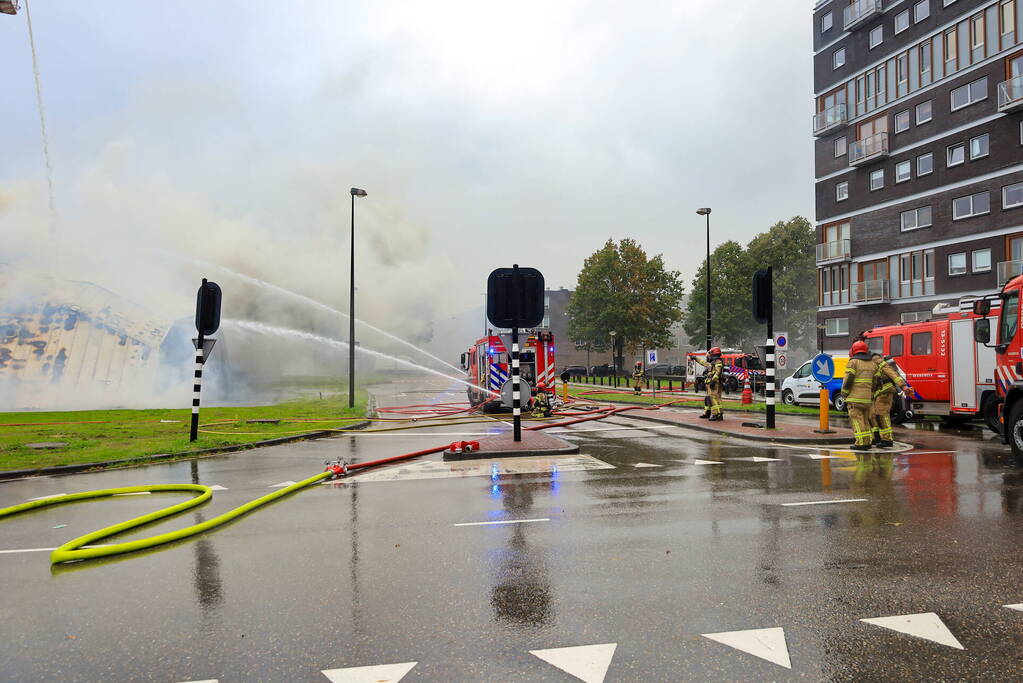 Veel brandweer ingezet voor grote gebouwbrand