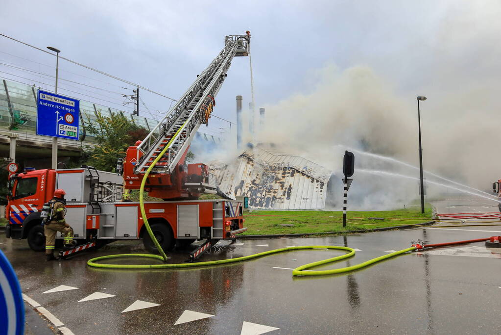 Veel brandweer ingezet voor grote gebouwbrand