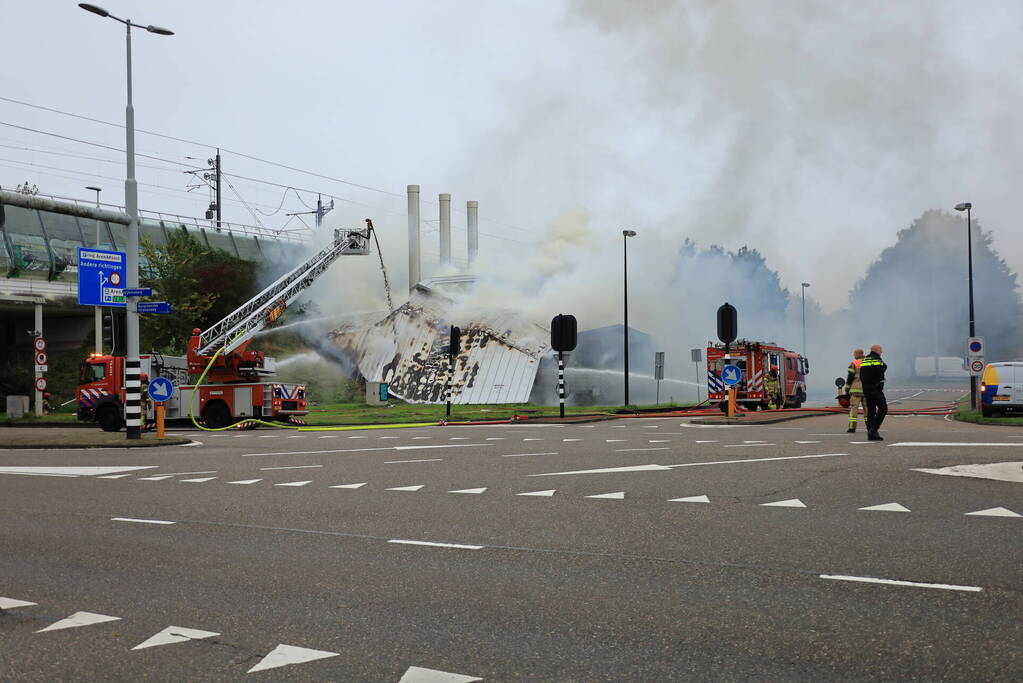 Veel brandweer ingezet voor grote gebouwbrand