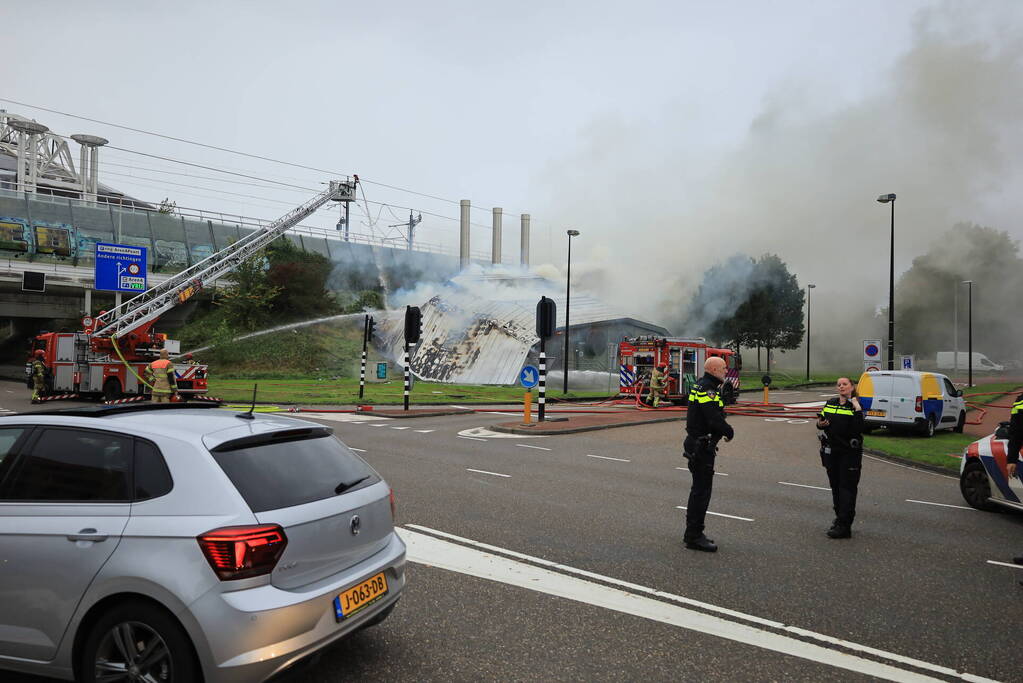 Veel brandweer ingezet voor grote gebouwbrand
