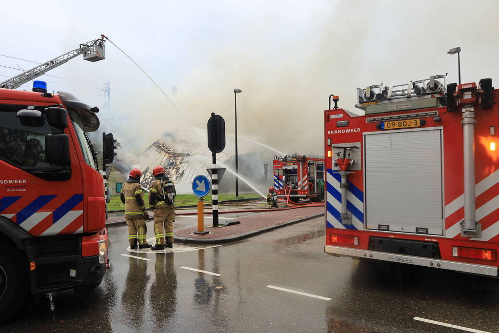 Veel brandweer ingezet voor grote gebouwbrand