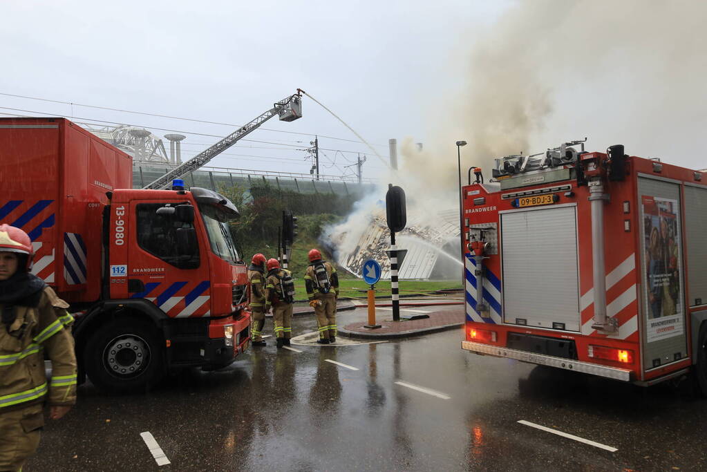 Veel brandweer ingezet voor grote gebouwbrand