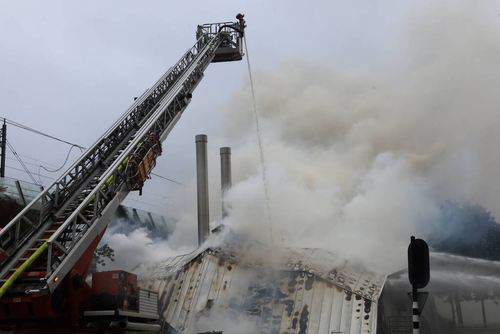 Veel brandweer ingezet voor grote gebouwbrand